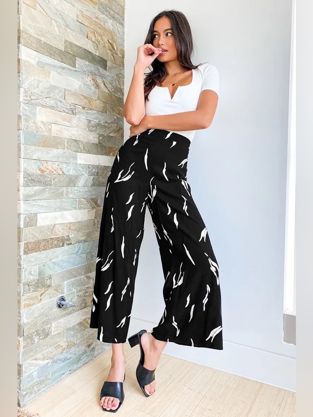 LUSH True Work of Art Culotte Pants Women’s Small Black Abstract Print Cropped
